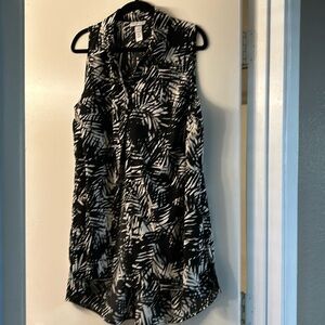 Black and white print blouse size 0X 14/16 sleeveless blouse.